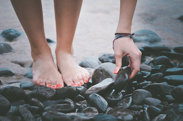 grounding - anchoring - life - wrong film - feelings - reality - dissociation - flashbacks - protective mechanism - traumas - sensory impressions - restlessness - fears