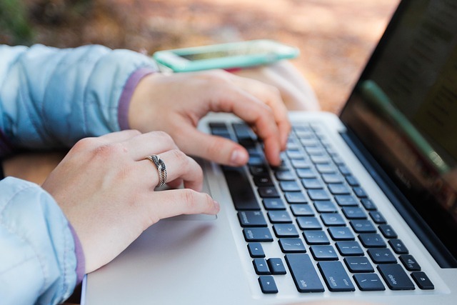 Dein Erstgespräch in Therapie - Hände am Laptop bei einem psychologischen Online-Erstgespräch – Vorbereitung auf die Erstgespräche in Psychotherapie und Psychologie