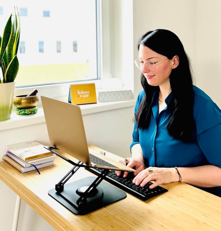 Online psychologist Angelika Spies in a video session with a client with depression and anxiety disorder - seated at desk, typing on keyboard during remote therapy session in a calm and professional home practice setting - Online psychology: independent & flexible!