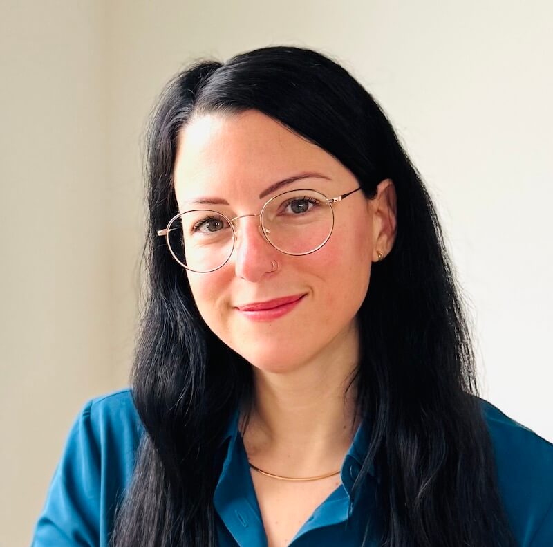 Portrait of Angelika Spies, clinical psychologist for online psychological counselling, therapy and supervision