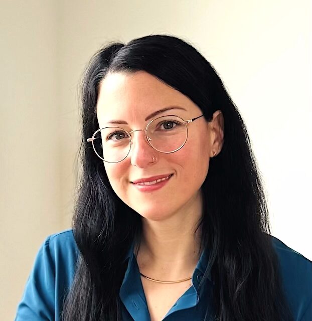 Portrait of Angelika Spies, clinical psychologist for online psychological counselling, therapy and supervision - Frequently Asked Questions