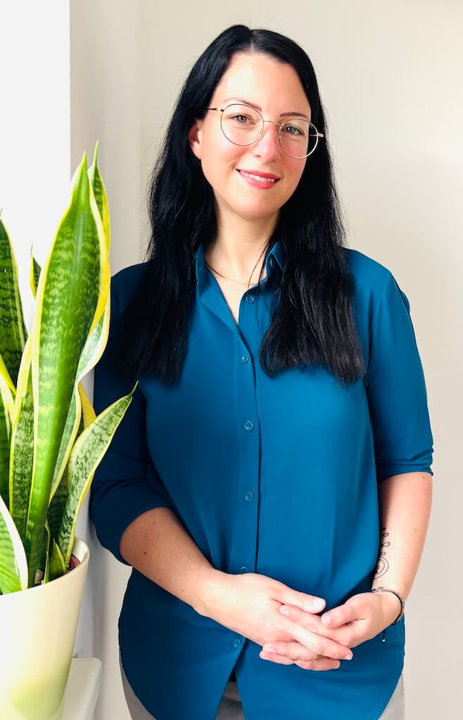 Psychologist offering online therapy via video, audio and chat - professional support for depression, anxiety and low self-esteem