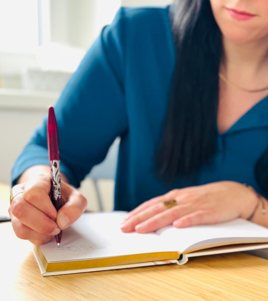 Clinical psychologist Angelika Spies makes her documentation after a client session - online therapy and counselling for low self-esteem, depression, panic attacks and for finding purpose and supervision - Recommendations of valued colleagues when capacities are full