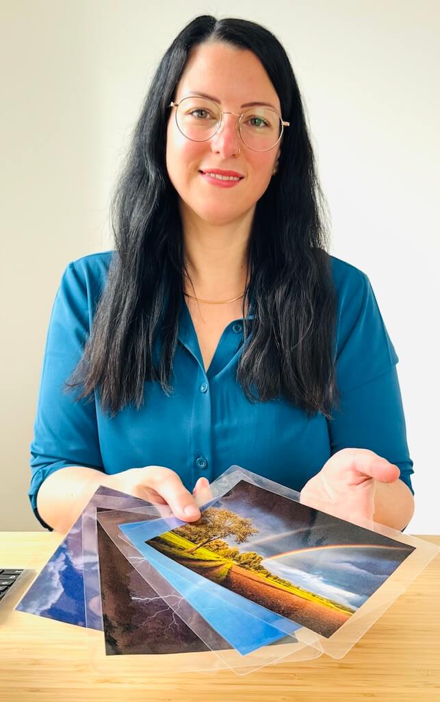Online psychologist Angelika Spies smiles trustingly into the camera and empathically hands out therapeutic picture cards - online therapy and counselling for depression, anxiety, relationship problems and low self-esteem - book free initial session now